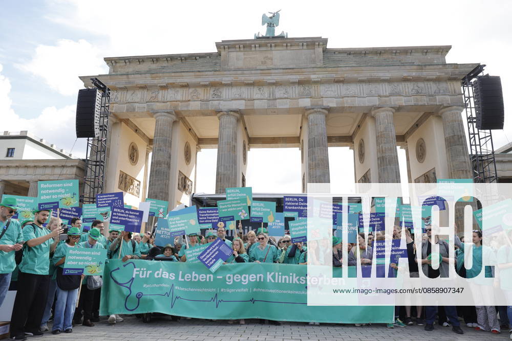 Germany, Berlin, Platz des 18 März am Brandenburger Tor, Hospital care must not be cut back Rally by Berlin hospitals and ver di