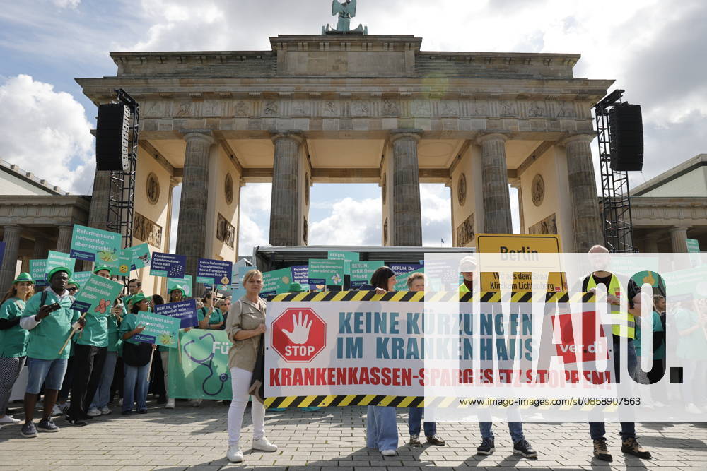 Germany, Berlin, Platz des 18 März am Brandenburger Tor, Hospital care must not be cut back Rally of Berlin hospitals and ver di