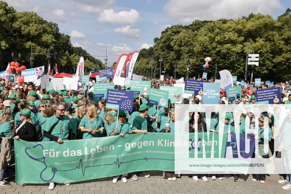 Germany, Berlin, Platz des 18 März am Brandenburger Tor, Hospital care must not be cut back Rally of Berlin hospitals and ver di