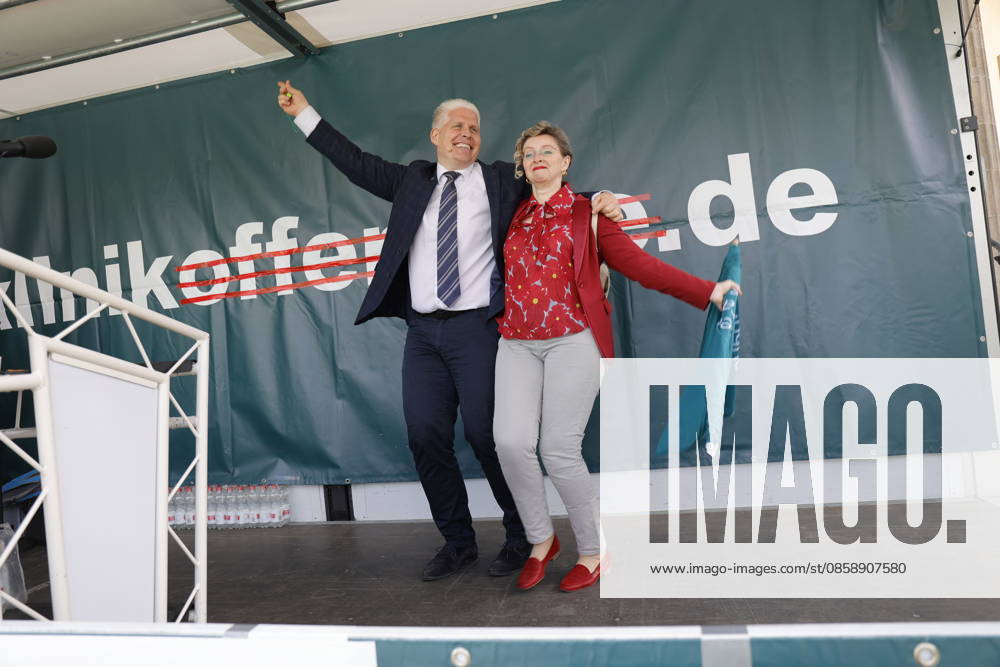 BKG Managing Director Marc Schreiner, Chairwoman of the Board of Directors Brit Ismer, Germany, Berlin, Platz des 18 März am Brandenburger Tor, Hospital care must not be cut to the bone Rally of Berlin hospitals and ver di
