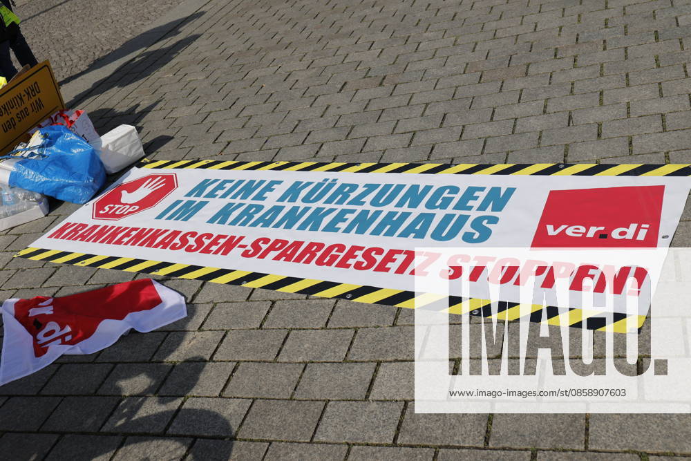 Germany, Berlin, Platz des 18 März am Brandenburger Tor, Hospital care must not be cut back Rally by Berlin hospitals and ver di