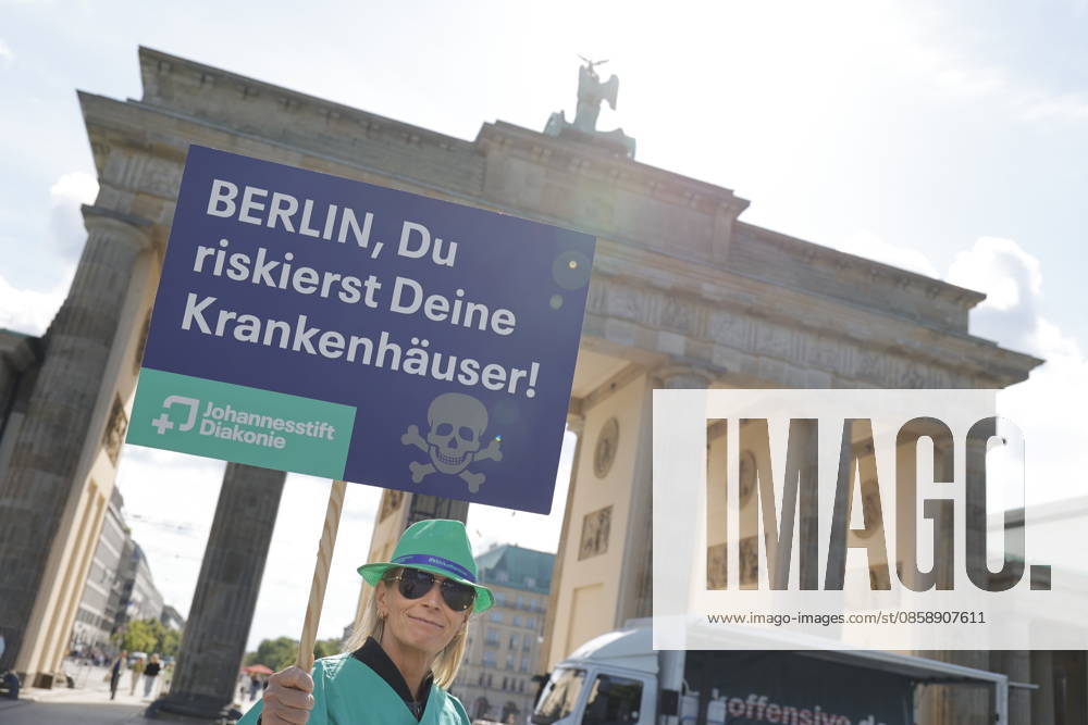 Germany, Berlin, Platz des 18 März am Brandenburger Tor, Hospital care must not be cut back Rally by Berlin hospitals and ver di