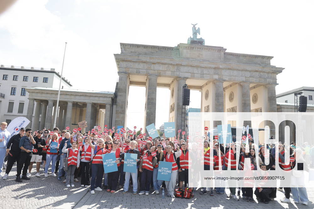 Germany, Berlin, Platz des 18 März am Brandenburger Tor, Hospital care must not be cut back Rally by Berlin hospitals and ver di