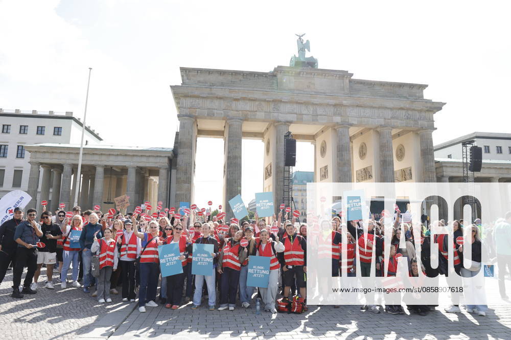 Germany, Berlin, Platz des 18 März am Brandenburger Tor, Hospital care must not be cut back Rally by Berlin hospitals and ver di