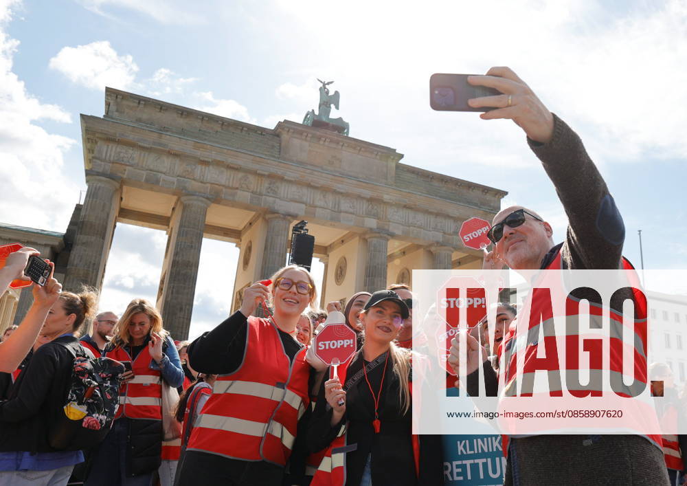 Germany, Berlin, Platz des 18 März am Brandenburger Tor, Hospital care must not be cut back Rally by Berlin hospitals and ver di