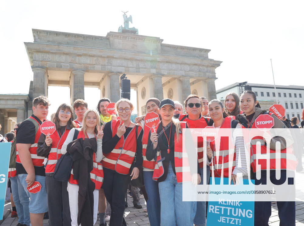 Germany, Berlin, Platz des 18 März am Brandenburger Tor, Hospital care must not be cut back Rally by Berlin hospitals and ver di