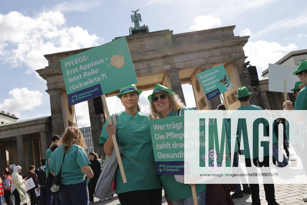 Germany, Berlin, Platz des 18 März am Brandenburger Tor, Hospital care must not be cut back Rally by Berlin hospitals and ver di