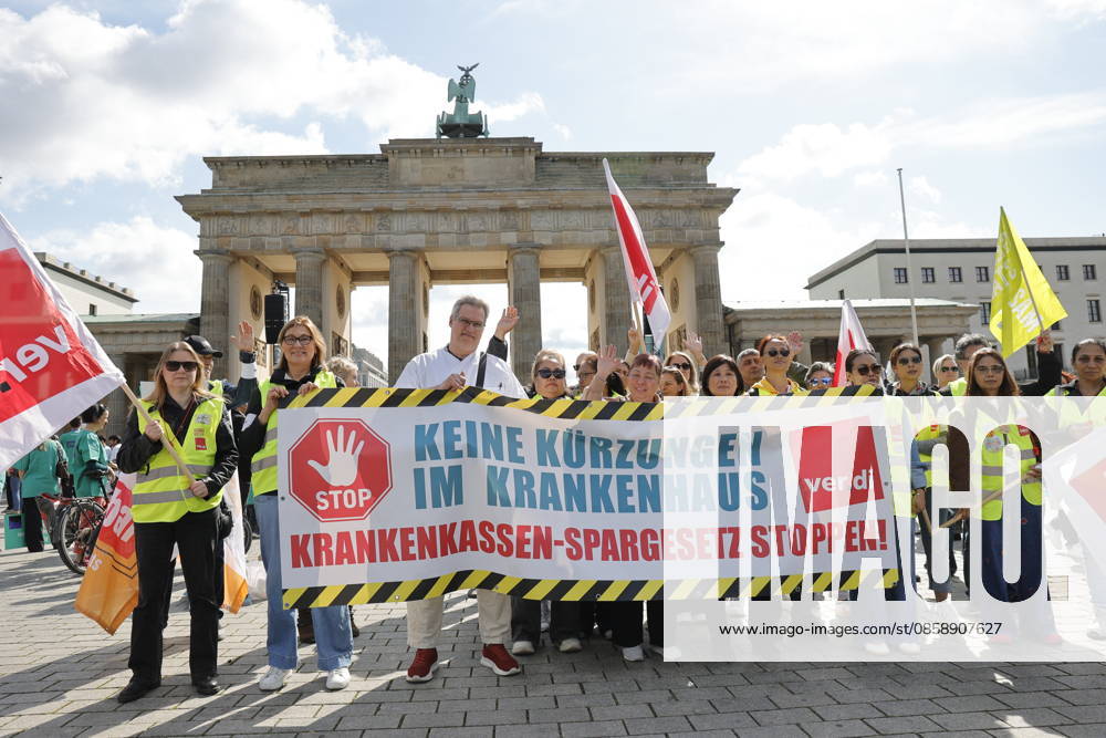 Germany, Berlin, Platz des 18 März am Brandenburger Tor, Hospital care must not be cut back Rally by Berlin hospitals and ver di