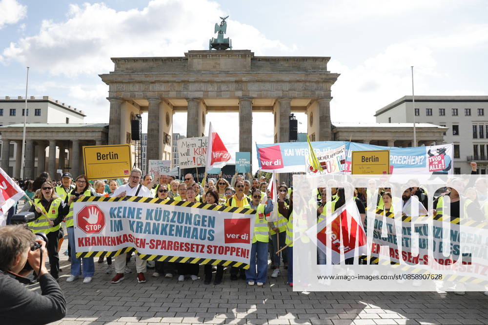 Germany, Berlin, Platz des 18 März am Brandenburger Tor, Hospital care must not be cut back Rally by Berlin hospitals and ver di