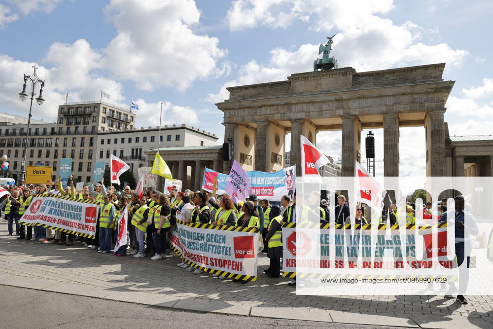 Germany, Berlin, Platz des 18 März am Brandenburger Tor, Hospital care must not be cut back Rally by Berlin hospitals and ver di