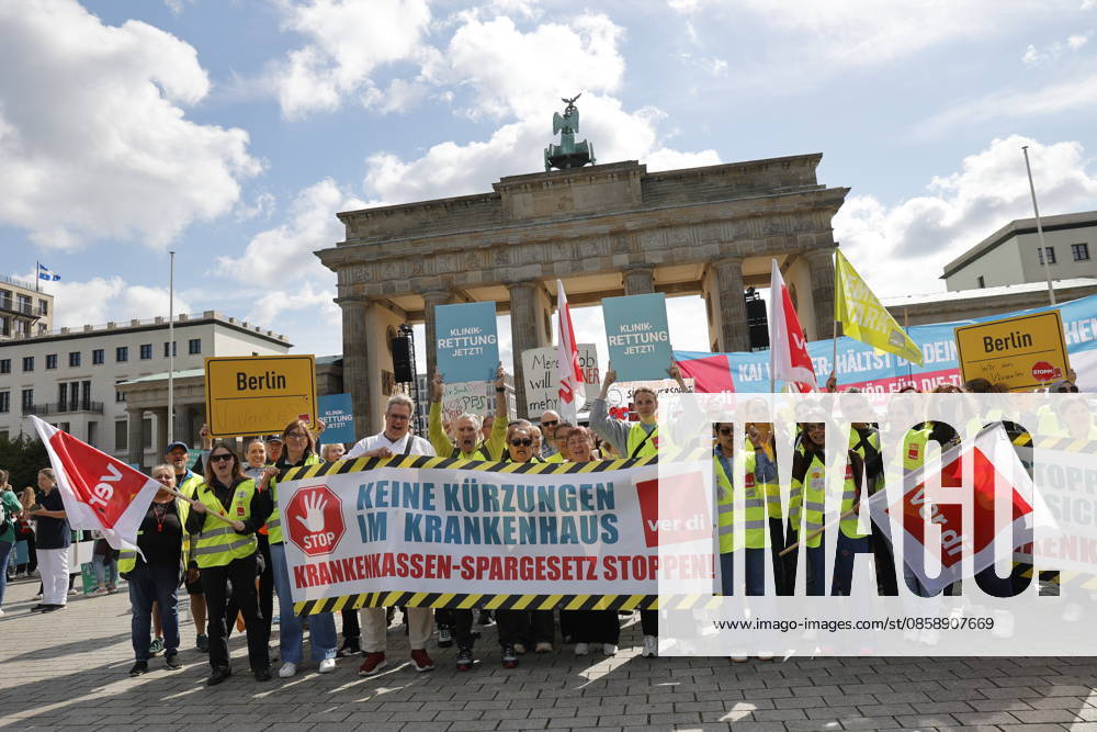 Germany, Berlin, Platz des 18 März am Brandenburger Tor, Hospital care must not be cut back Rally of Berlin hospitals and ver di