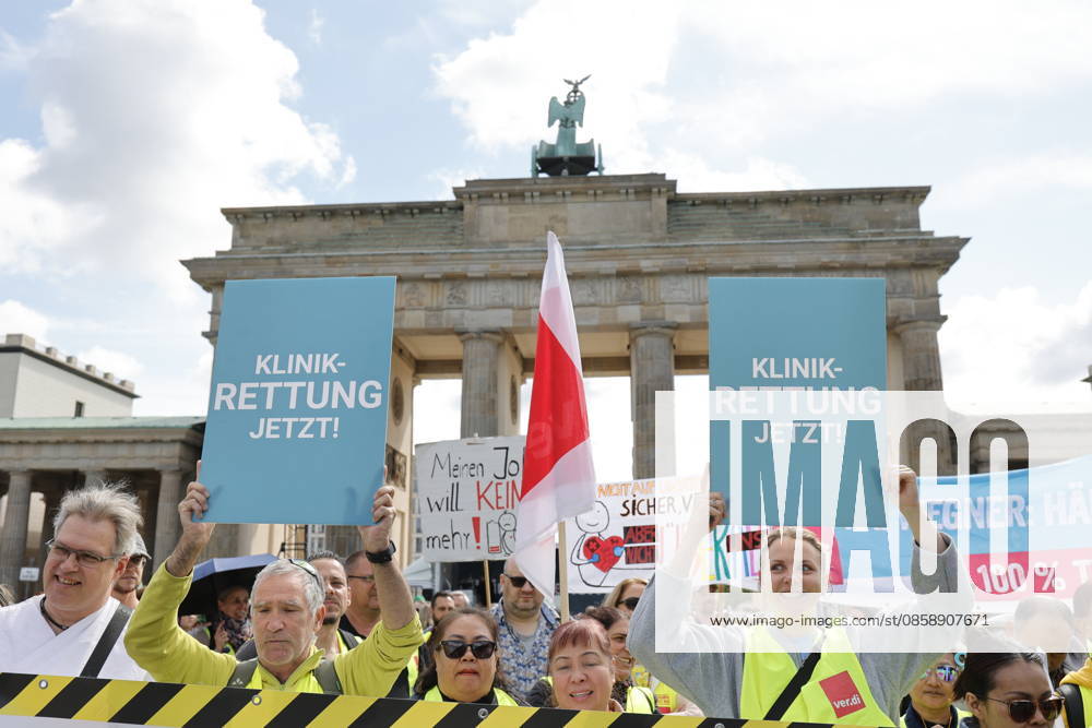 Germany, Berlin, Platz des 18 März am Brandenburger Tor, Hospital care must not be cut back Rally of Berlin hospitals and ver di