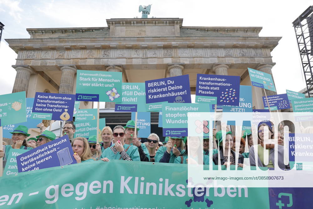 Germany, Berlin, Platz des 18 März am Brandenburger Tor, Hospital care must not be cut back Rally of Berlin hospitals and ver di