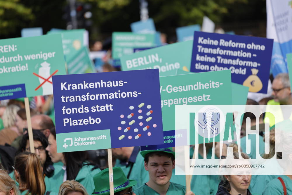 Germany, Berlin, Platz des 18 März am Brandenburger Tor, Hospital care must not be cut back Rally of Berlin hospitals and ver di