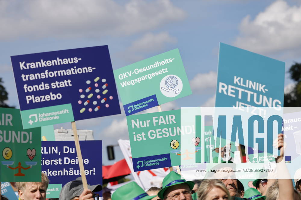 Germany, Berlin, Platz des 18 März am Brandenburger Tor, Hospital care must not be cut back Rally of Berlin hospitals and ver di