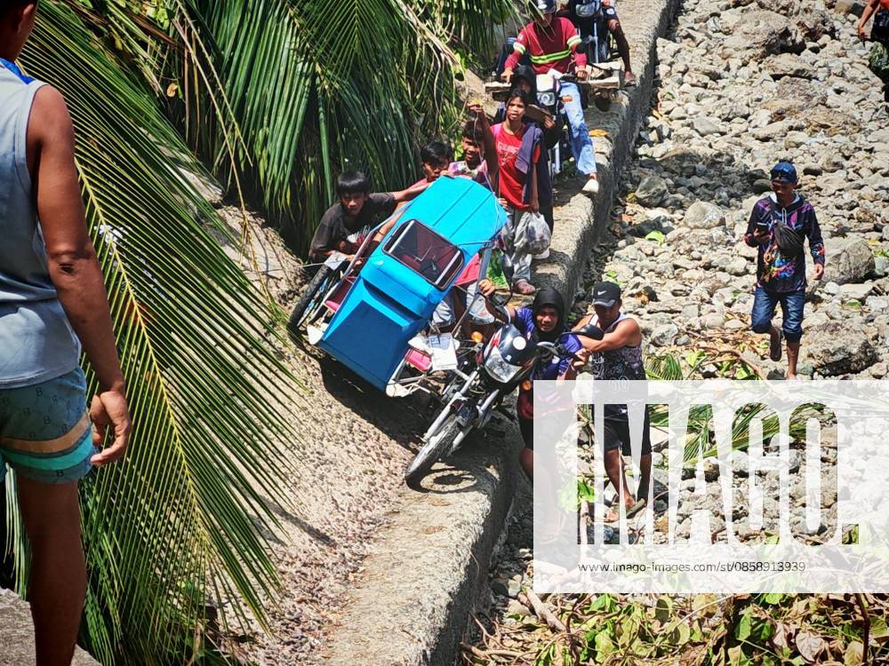 (260611) -- GENERAL SANTOS CITY, June 11, 2026 -- People struggle beside a blocked road after a major landslide triggered by an earthquake, in Sarangani Province, the Philippines, June 11, 2026. At least 47 people were killed, 31 missing and 688 injured after a magnitude 7.8 earthquake struck off the southern coast of Mindanao, the Philippines, on Monday, said the National Disaster Risk Reduction and Management Council (NDRRMC) on Thursday. (Str Xinhua) PHILIPPINES-SARANGANI PROVINCE-EARTHQUAKE-AFTERMATH RouellexUmali