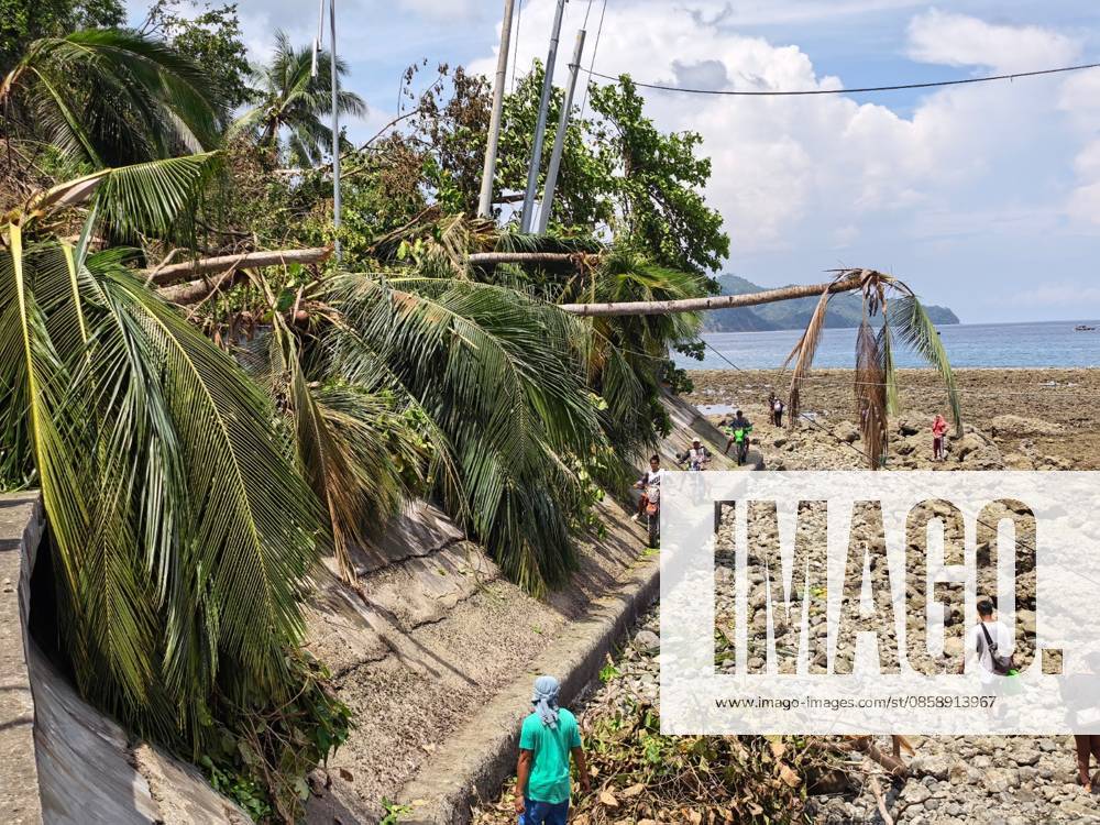 (260611) -- GENERAL SANTOS CITY, June 11, 2026 -- People struggle beside a blocked road after a major landslide triggered by an earthquake, in Sarangani Province, the Philippines, June 11, 2026. At least 47 people were killed, 31 missing and 688 injured after a magnitude 7.8 earthquake struck off the southern coast of Mindanao, the Philippines, on Monday, said the National Disaster Risk Reduction and Management Council (NDRRMC) on Thursday. (Str Xinhua) PHILIPPINES-SARANGANI PROVINCE-EARTHQUAKE-AFTERMATH RouellexUmali