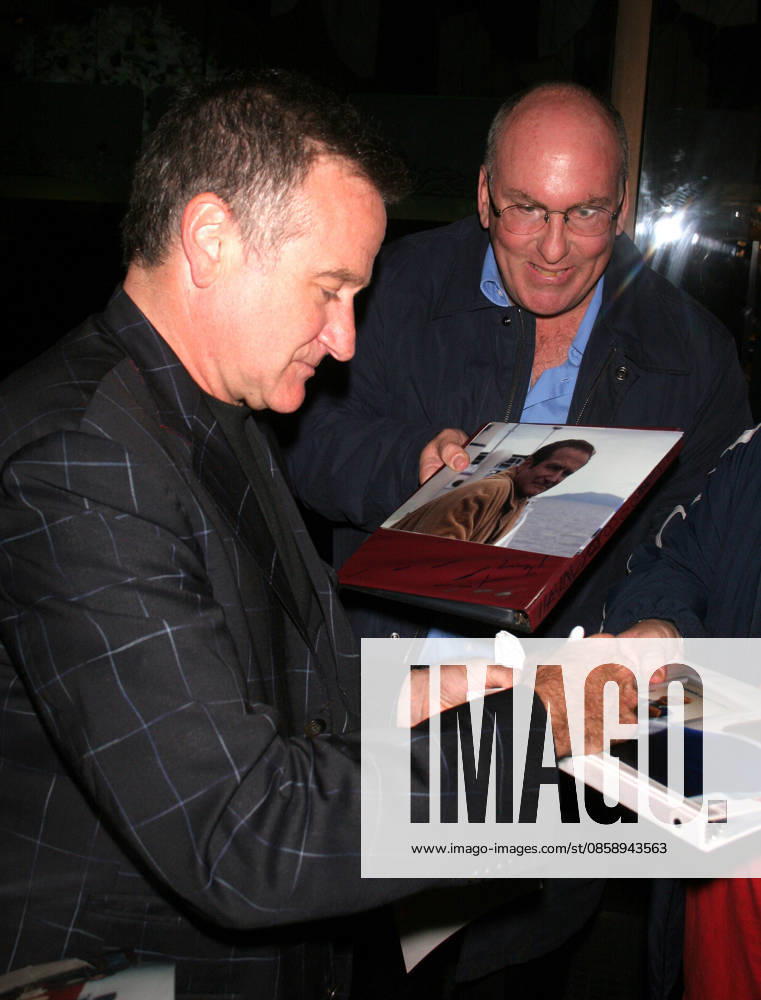Robin Williams is leaving Mr Chow restaurant in Beverly Hills Robin Williams is leaving Mr Chow restaurant in Beverly Hills, Ca. on September 28, 2006 Photo by Milan Ryba Hollywood California U.S.