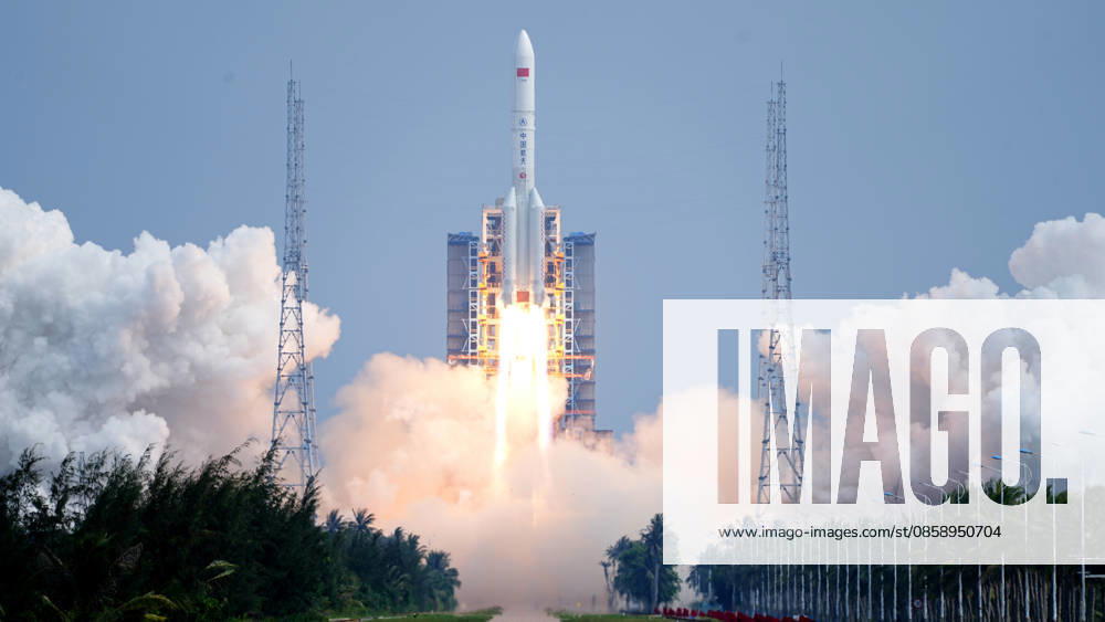 (260612) -- BEIJING, June 12, 2026 -- A Long March-5 rocket carrying a new communication technology test satellite blasts off from the Wenchang Space Launch Site in south China s Hainan Province, June 11, 2026. China on Thursday sent a new communication technology test satellite into space from the Wenchang Space Launch Site in south China s Hainan Province. Launched at 3:30 p.m. (Beijing Time) aboard a Long March-5 rocket, the satellite has successfully entered its preset orbit. (Photo by Li Wenjun Xinhua) XINHUA PHOTOS OF THE DAY LiuxFang