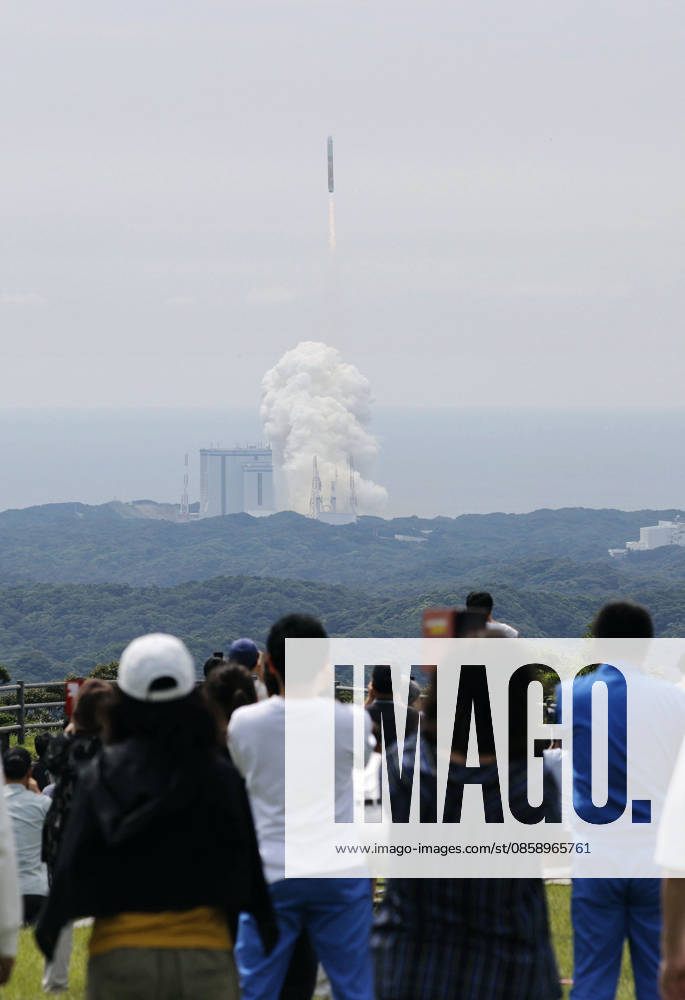 Japan launches H3 rocket People watch a Japanese H3 rocket lifting off from the Tanegashima Space Center in Kagoshima Prefecture, southwestern Japan, on June 12, 2026. It marked the first domestic rocket launch powered solely by liquid-fuel engines. A14AA0005618505P
