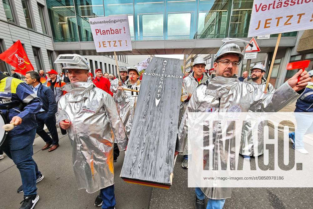 Demo for German steel under the slogan Stahl hat Zukunft bei uns Steel workers protest in Berlins government district for better protection against cheap steel from China and a permanent industrial electricity price following a demonstration call by IG Metall trade union