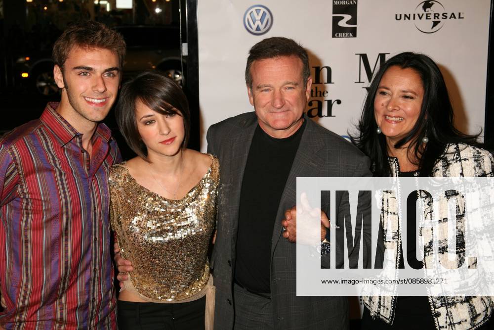 Los Angeles Premiere of Man of the Year October 4, 2006 - Hollywood, CA, U.S. - 04 October 2006 - Hollywood, California. Robin Williams and family. Los Angeles Premiere of Man of the Year at Grauman s Chinese Theatre. Photo Credit: Byron Purvis AdMedia