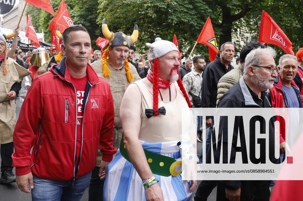 IG Metall demo A steel worker dressed as Obelix demonstrates during an IG Metall demo for the future of the steel industry, at the Federal Ministry of Economics and Climate Protection, Berlin, 12 06 2026 Berlin Berlin Germany