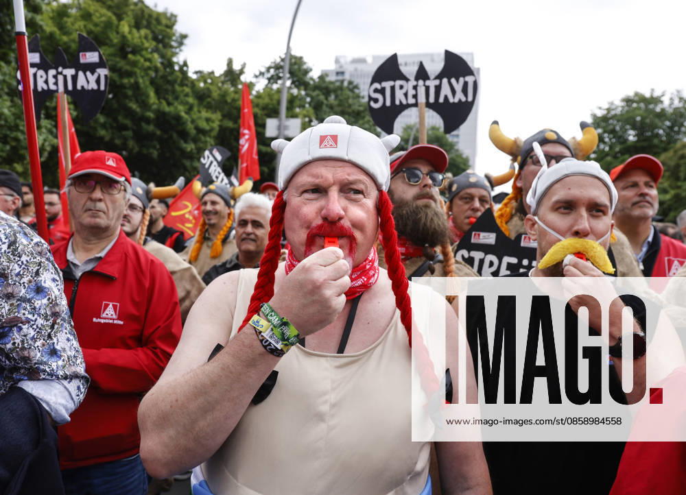IG Metall demo Steel workers dressed as Obelix and Asterix demonstrate during an IG Metall demo for the future of the steel industry, at the Federal Ministry of Economics and Climate Protection, Berlin, 12 06 2026 Berlin Berlin Germany