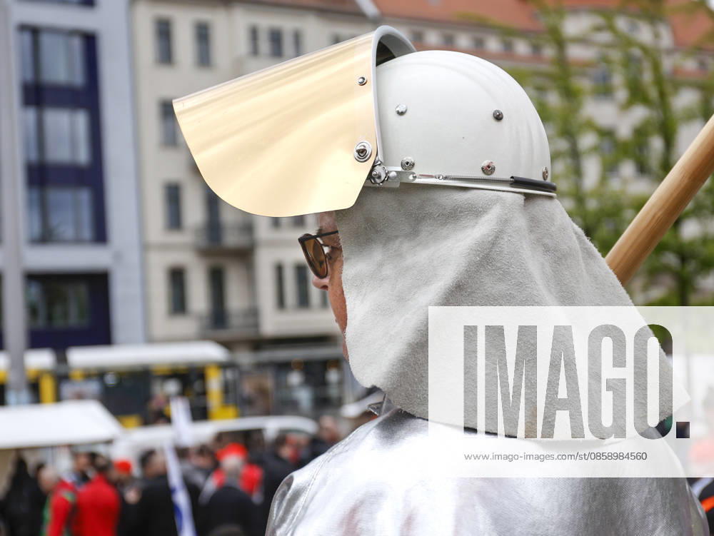 IG Metall demo A steel worker in protective clothing demonstrates during an IG Metall demo for the future of the steel industry, at the Federal Ministry of Economics and Climate Protection, Berlin, 12 06 2026 Berlin Berlin Germany