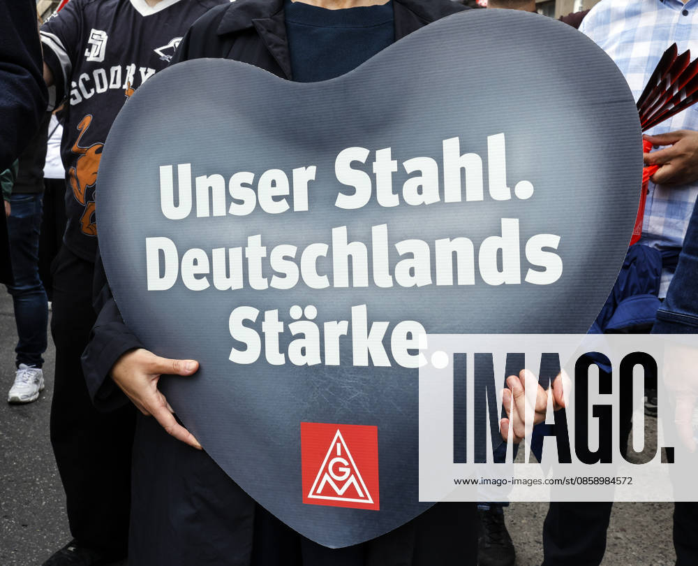 IG Metall demo Steel workers demonstrate during an IG Metall demo for the future of the steel industry, at the Federal Ministry of Economics and Climate Protection, Berlin, 12 06 2026 Berlin Berlin Germany