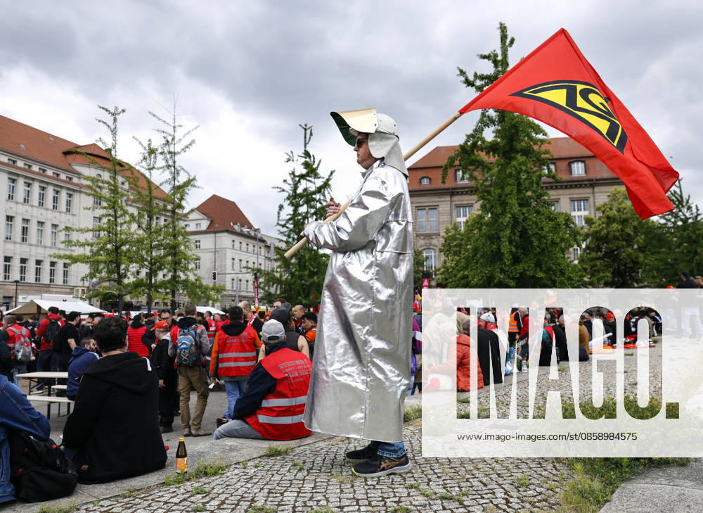 IG Metall demo A steel worker in protective clothing demonstrates during an IG Metall demo for the future of the steel industry, at the Federal Ministry of Economics and Climate Protection, Berlin, 12 06 2026 Berlin Berlin Germany