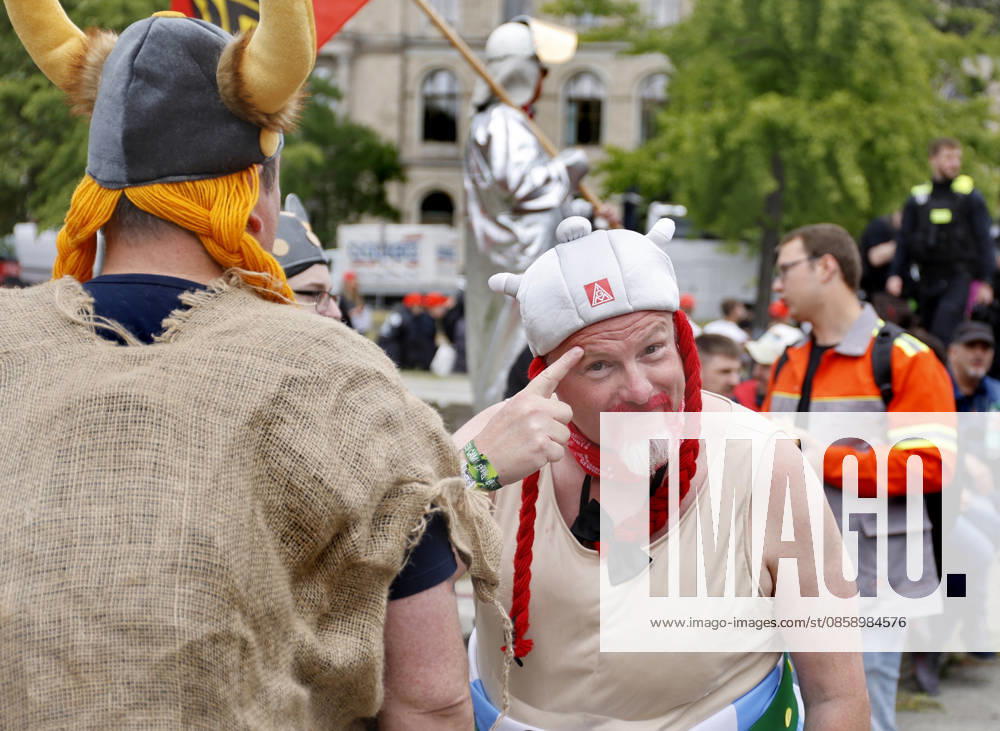 IG Metall demo A steel worker dressed as Obelix demonstrates during an IG Metall demo for the future of the steel industry, at the Federal Ministry of Economics and Climate Protection, Berlin, 12 06 2026 Berlin Berlin Germany