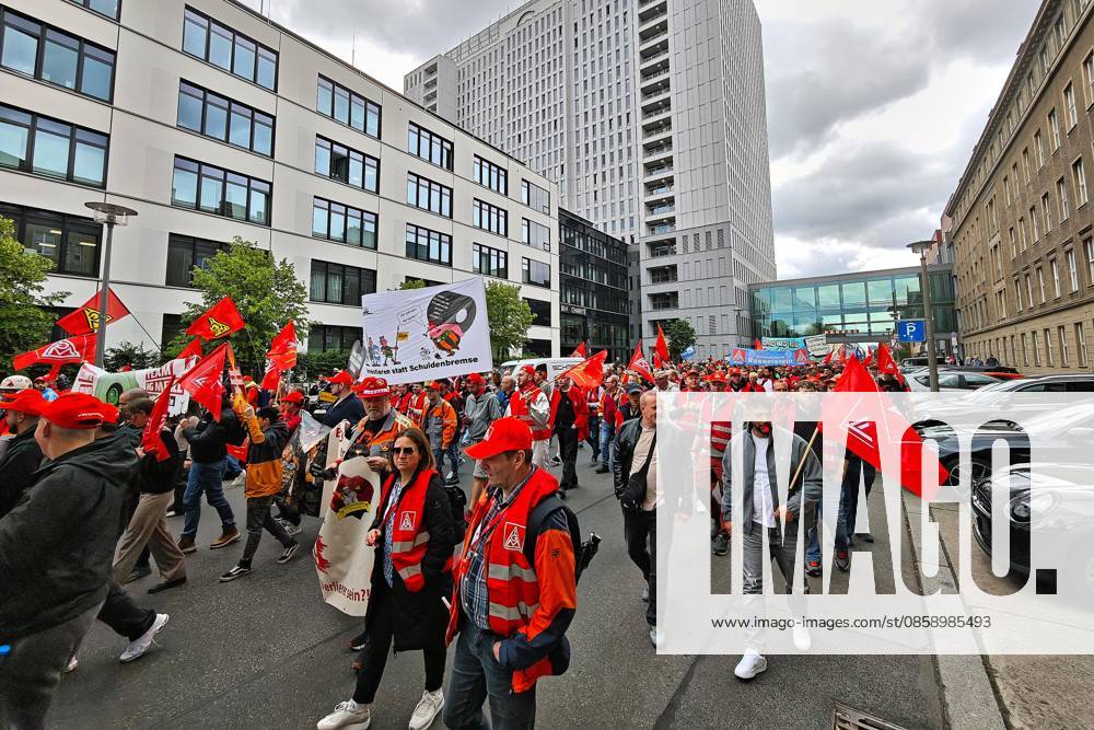 Demo for German steel under the slogan Stahl hat Zukunft bei uns Steel workers protest in Berlins government district for better protection against cheap steel from China and a permanent industrial electricity price following a demonstration call by IG Metall trade union