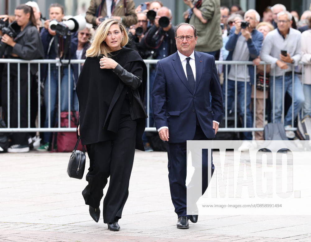 Bernadette Chirac Funeral - Paris Julie Gayet and Francois Hollande during funeral ceremony of Bernadette Chirac, widow of former French president Jacques Chirac at Sainte-Clotilde basilica in Paris, France on June 12, 2026. Bernadette Chirac died on June 5, 2026, aged 93. Photo by Jerome Domine ABACAPRESS.COM Paris France