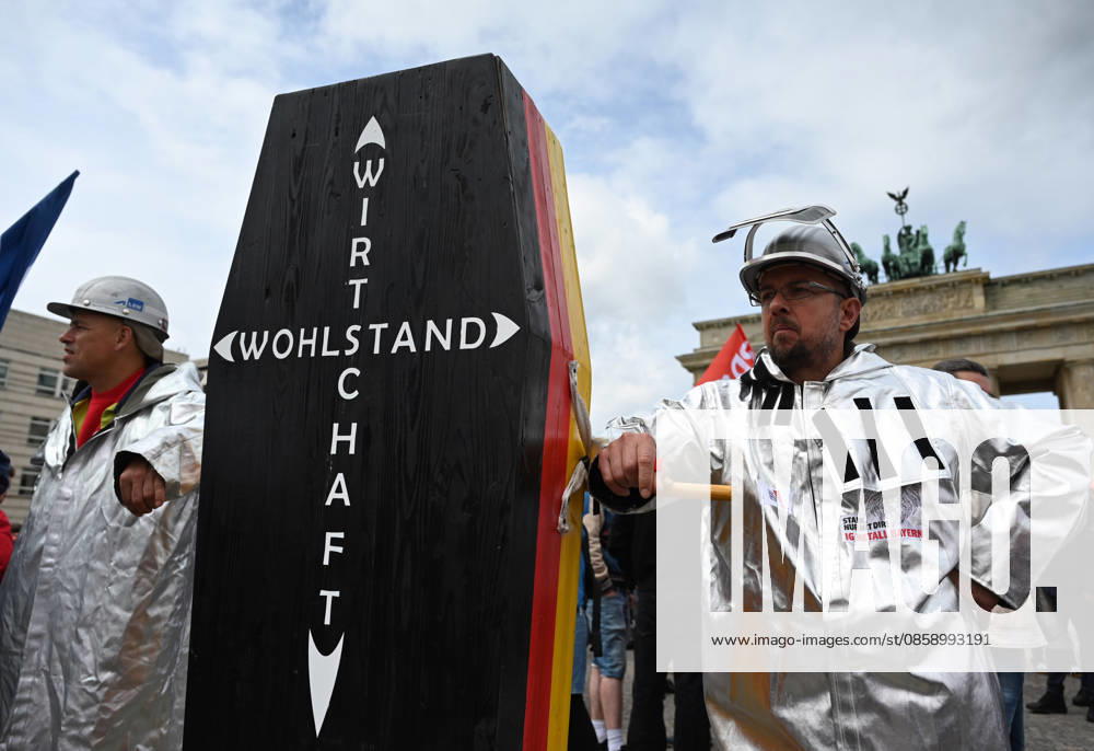 Rally of steel industry employees in Berlin BERLIN, GERMANY - JUNE 12: Steel industry employees take part in a rally in support of the steel sector in Berlin, Germany, on June 12, 2026. The rally, led by IG Metall, marched from the Brandenburg Gate to the Federal Ministry for Economic Affairs, calling for support for the German steel industry and urging not to abandon industry modernization programs. Volodymyr Sindieiev Anadolu Berlin Germany. Editorial use only. Please get in touch for any other usage.