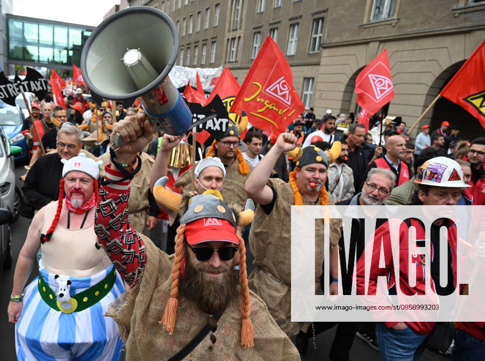 Rally of steel industry employees in Berlin BERLIN, GERMANY - JUNE 12: Steel industry employees take part in a rally in support of the steel sector in Berlin, Germany, on June 12, 2026. The rally, led by IG Metall, marched from the Brandenburg Gate to the Federal Ministry for Economic Affairs, calling for support for the German steel industry and urging not to abandon industry modernization programs. Volodymyr Sindieiev Anadolu Berlin Germany. Editorial use only. Please get in touch for any other usage.