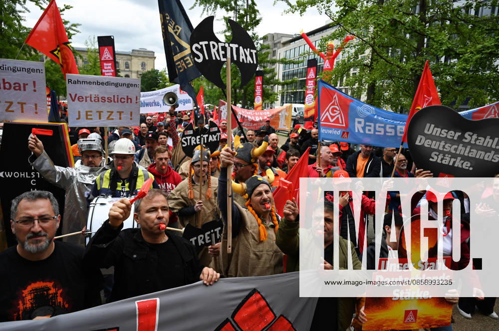 Rally of steel industry employees in Berlin BERLIN, GERMANY - JUNE 12: Steel industry employees take part in a rally in support of the steel sector in Berlin, Germany, on June 12, 2026. The rally, led by IG Metall, marched from the Brandenburg Gate to the Federal Ministry for Economic Affairs, calling for support for the German steel industry and urging not to abandon industry modernization programs. Volodymyr Sindieiev Anadolu Berlin Germany. Editorial use only. Please get in touch for any other usage.