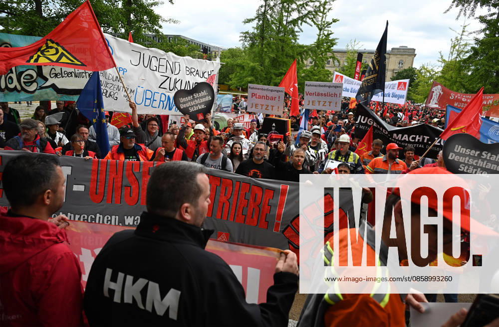 Rally of steel industry employees in Berlin BERLIN, GERMANY - JUNE 12: Steel industry employees take part in a rally in support of the steel sector in Berlin, Germany, on June 12, 2026. The rally, led by IG Metall, marched from the Brandenburg Gate to the Federal Ministry for Economic Affairs, calling for support for the German steel industry and urging not to abandon industry modernization programs. Volodymyr Sindieiev Anadolu Berlin Germany. Editorial use only. Please get in touch for any other usage.