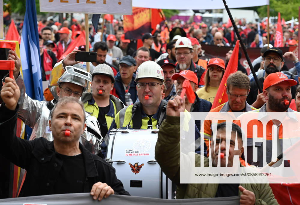 Rally of steel industry employees in Berlin BERLIN, GERMANY - JUNE 12: Steel industry employees take part in a rally in support of the steel sector in Berlin, Germany, on June 12, 2026. The rally, led by IG Metall, marched from the Brandenburg Gate to the Federal Ministry for Economic Affairs, calling for support for the German steel industry and urging not to abandon industry modernization programs. Volodymyr Sindieiev Anadolu Berlin Germany. Editorial use only. Please get in touch for any other usage.