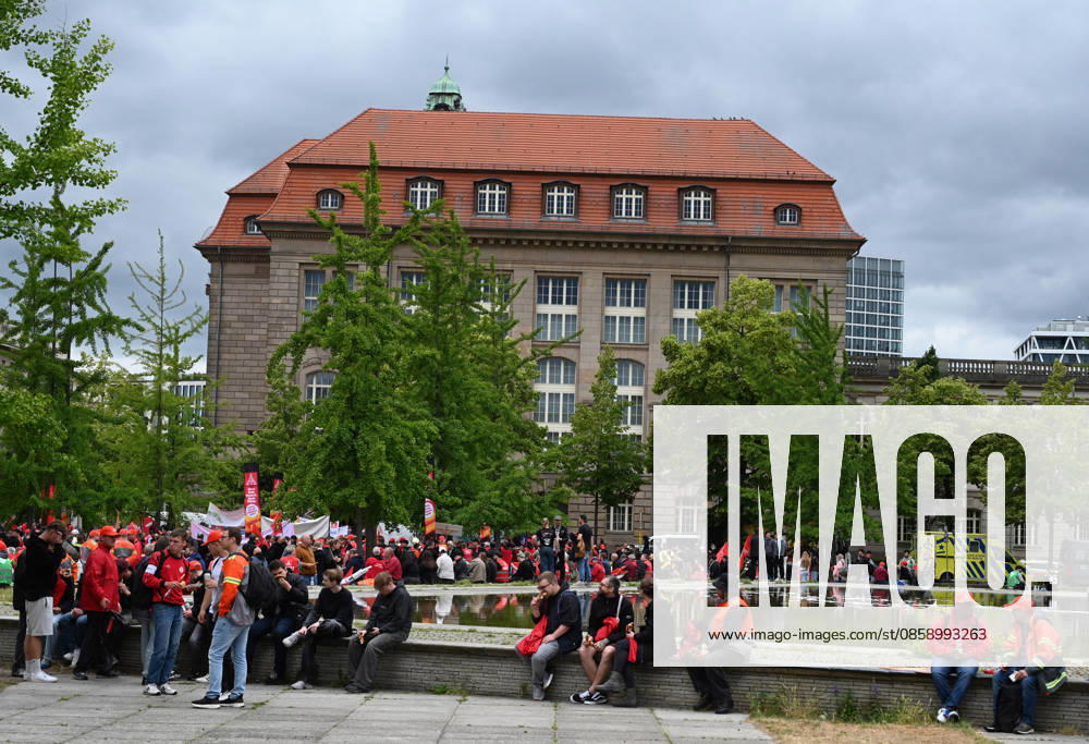 Rally of steel industry employees in Berlin BERLIN, GERMANY - JUNE 12: Steel industry employees take part in a rally in support of the steel sector in Berlin, Germany, on June 12, 2026. The rally, led by IG Metall, marched from the Brandenburg Gate to the Federal Ministry for Economic Affairs, calling for support for the German steel industry and urging not to abandon industry modernization programs. Volodymyr Sindieiev Anadolu Berlin Germany. Editorial use only. Please get in touch for any other usage.