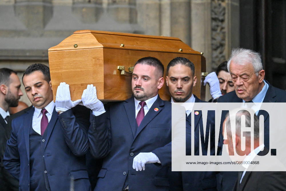 La sortie du cercueil aux obèques de B Chirac en la basilique Sainte Clotilde à Paris 7ème le 12 juin 2026 The former first lady of France died on June 5, 2026 at the age of 93 Jacovides Liewig Bestimage The funeral of B Chirac in the Sainte Clotilde Basilica in Paris 7th arrondissement on June 12, 2026 The former first lady of France died on June 5, 2026 at the age of 93 Paris France