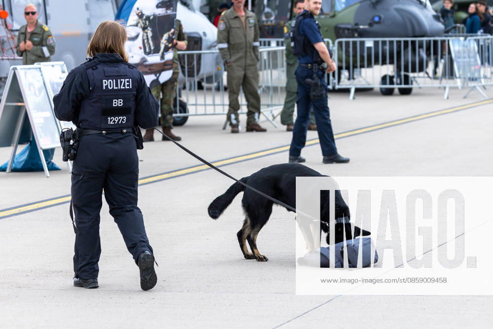 Trade visitor day at ILA Berlin 2026, Berlin, 12 06 2026 A police officer BB leads a sniffer dog on a stray piece of luggage The black shepherd dog sniffs a bag on the apron, in the background are Bundeswehr personnel and military equipment Schöneberg Berlin ExpoCenter Airport Brandenburg Germany 20260612-1V9A1942-M4000