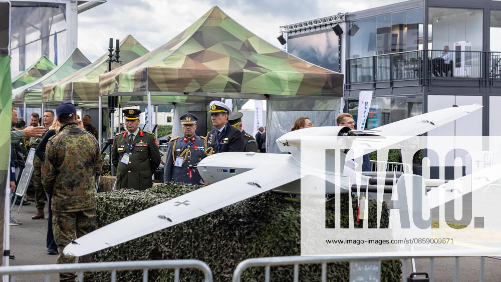 Trade visitor day at ILA Berlin 2026, Berlin, 12 06 2026 Military officers from various nations inspect an unmanned reconnaissance drone UAV with Bundeswehr markings on an open-air exhibition stand The drone is presented on a camouflage net base, in the background pavilions in spot camouflage Schöneberg Berlin ExpoCenter Airport Brandenburg Germany 20260612-286A9572-M4000