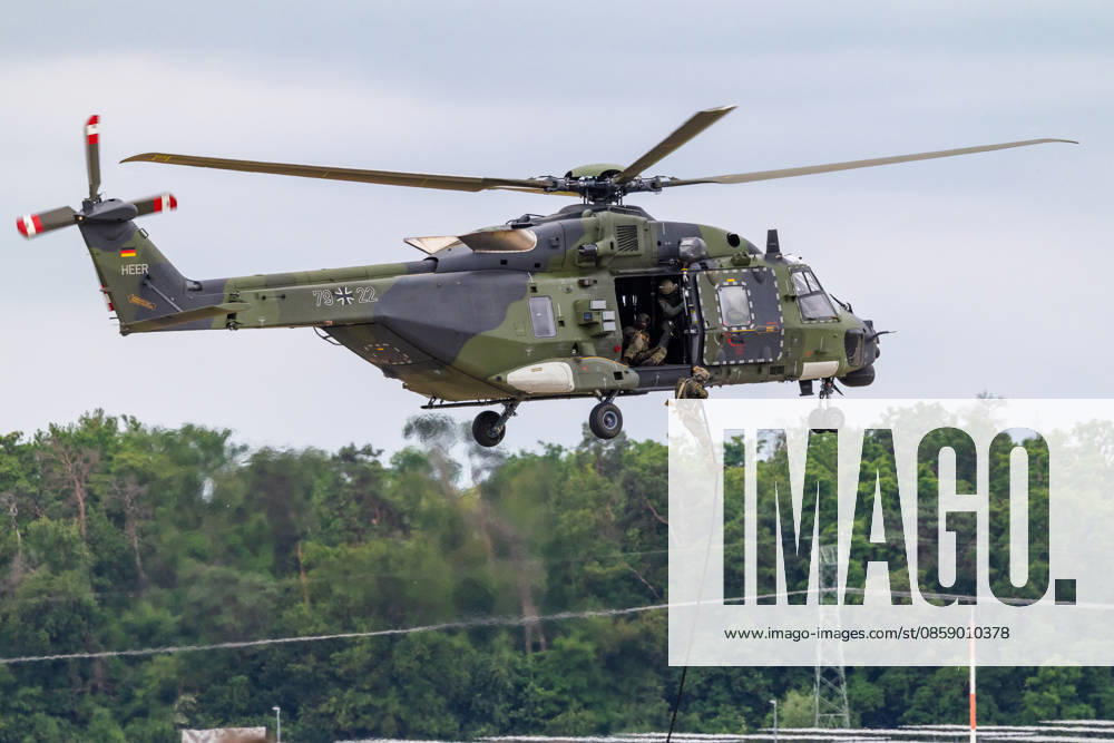 Trade visitor day at ILA Berlin 2026, Berlin, 12 06 2026 An NH90 of the German Army, identification 79 22, hovers in low-level flight while a soldier abseils on a rope from the open side door Another person can be seen inside the helicopter Schöneberg Berlin ExpoCenter Airport Brandenburg Germany 20260612-1V9A1566-M4000