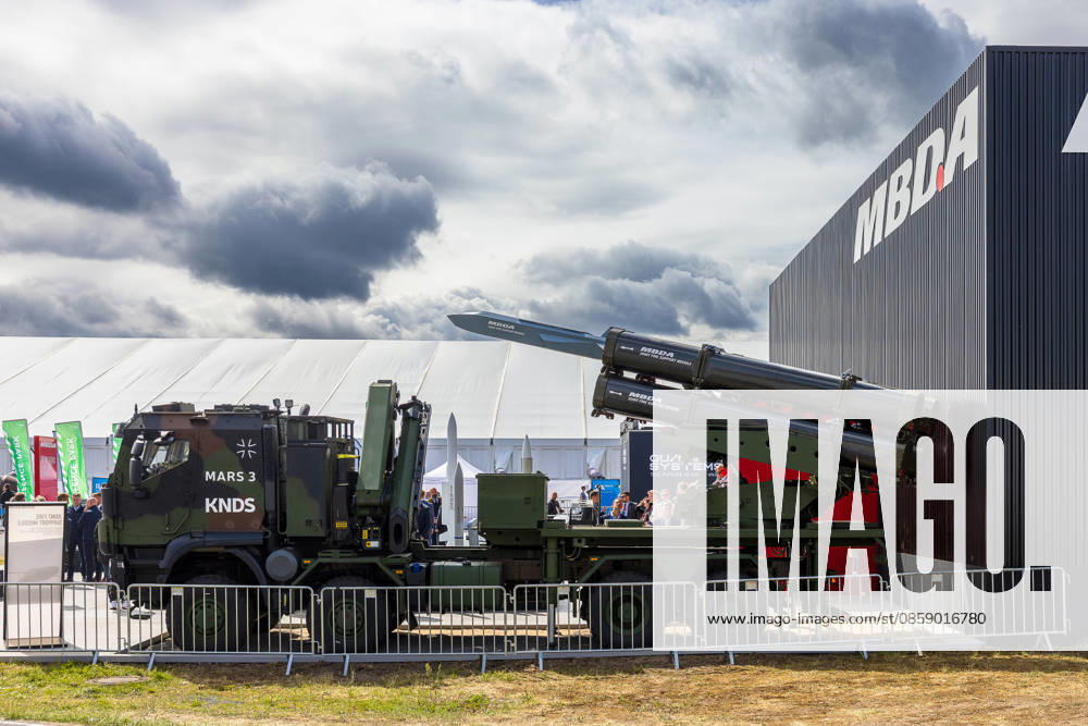 Trade visitor day at ILA Berlin 2026, Berlin, 12 06 2026 Exhibition of a mobile multiple rocket launcher MARS 3 from the manufacturer KNDS on a trade fair site MBDA Joint Fire Support Missile guided missiles are mounted on the vehicle Visitors view the exhibit at the MBDA Schöneberg Berlin ExpoCenter Airport Brandenburg Germany stand 20260612-286A9528-M4000