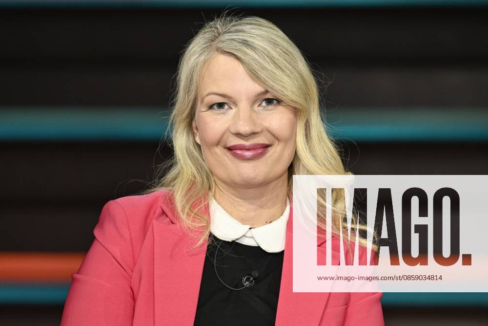 Annett Meiritz journalist 06 26 her Annett Meiritz on June 11, 2026 in Markus Lanz , ZDF recording from June 10, 2026 TV television talk show talk show Germany German German woman author Handelsblatt German female journalist journalism cross portrait smiling