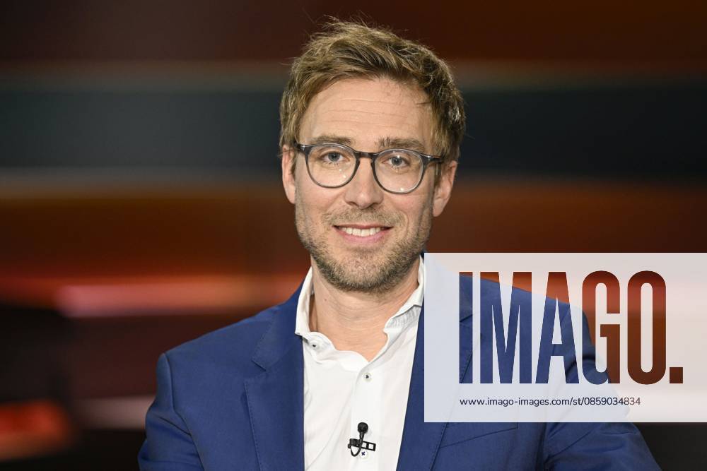Veit Medick Journalist 06 26 her Veit Medick on June 10, 2026 in Markus Lanz , ZDF TV television talk show talk show Germany german german man star author journalism german journalism author cross portrait smiling
