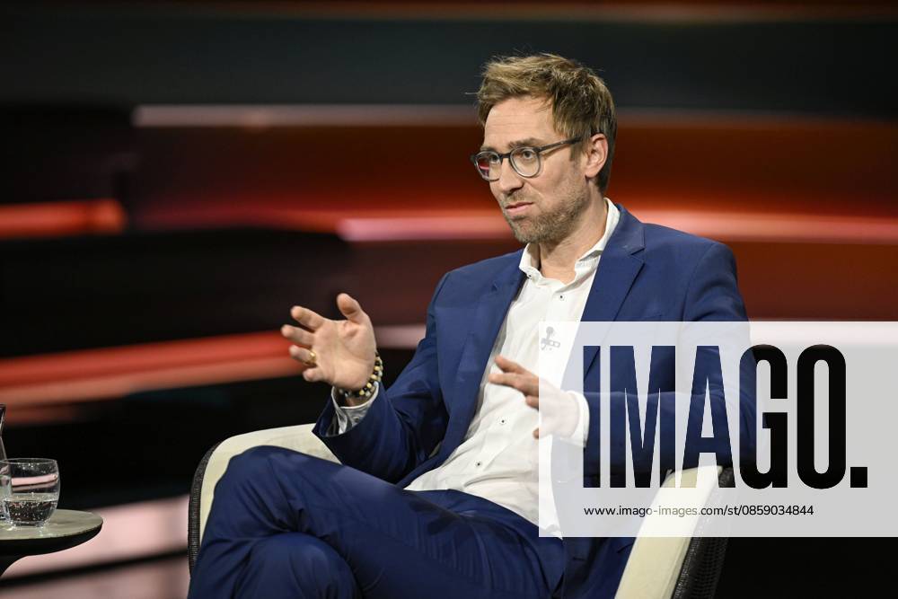 Veit Medick Journalist 06 26 her Veit Medick on June 10, 2026 in Markus Lanz , ZDF TV television talk show talk show Germany german german man star author journalism german journalism author cross half sitting talking gesticulating
