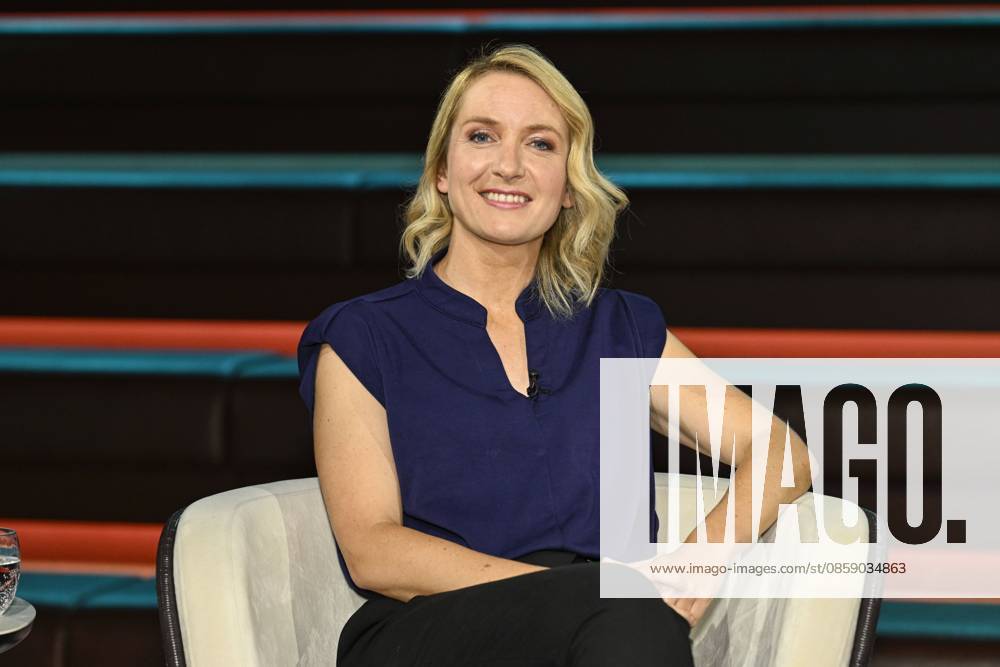 Ines Schwerdtner Politician 06 26 her Ines Schwerdtner on June 10, 2026 in Markus Lanz , ZDF TV Television Talk Show Talk Show Germany German German Woman Politics The Left Left Party Chairwoman Co Chief Publicist German politician female publisher cross half sitting smiling