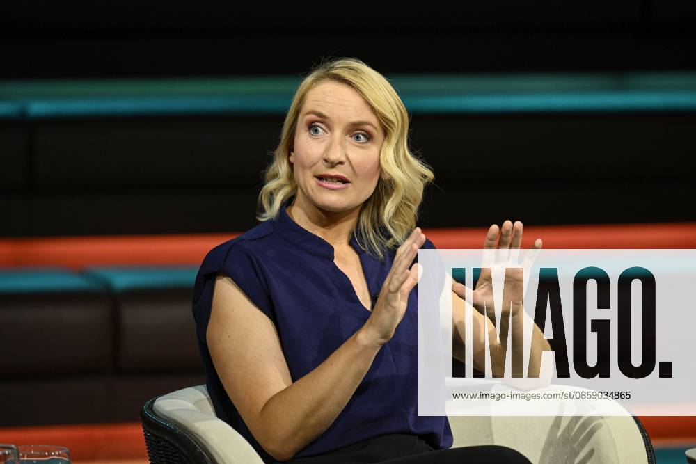 Ines Schwerdtner Politician 06 26 her Ines Schwerdtner on June 10, 2026 in Markus Lanz , ZDF TV Television Talk Show Talk Show Germany German German Woman Politics The Left Left Party Chairwoman Co Chief Publicist German politician female publisher cross half sitting talking gesticulating